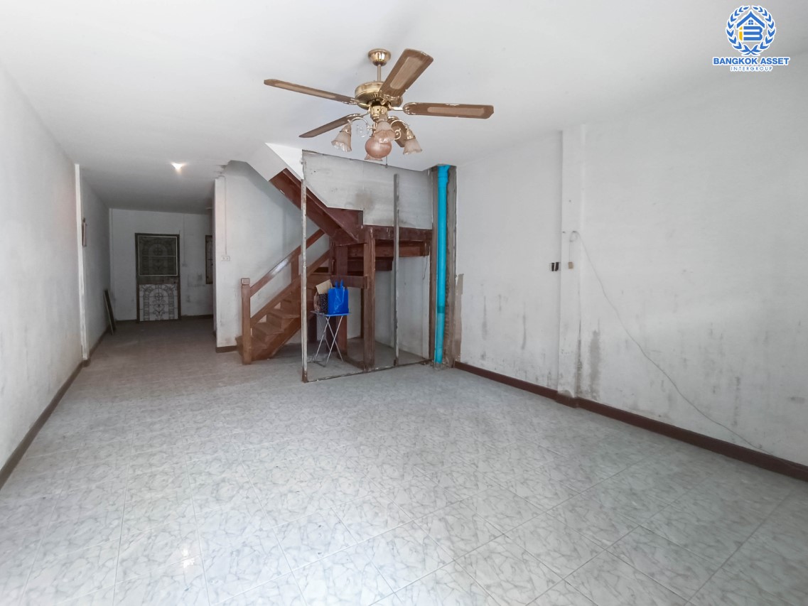 ทาวน์เฮ้าส์มือสอง นนทบุรี ม.กานต์มณี บางกรวย-ไทรน้อย เนื้อที่กว้าง 18 ตร.ว. ภายในสภาพดี พร้อมเข้าอยู่ โครงการเงียบสงบมีความเป็นส่วนตัว ฟังก์ชัน 2 ห้องนอน 2 ห้องน้ำ จอดรถได้ 1 คัน บ้านพร้อมอยู่ ตั้งบนทำเลเดินทางสะดวก เชื่อมต่อถนนบ้านกล้วย-ไทรน้อย และ ถนนบางกรวย-ไทรน้อย จองด่วน!